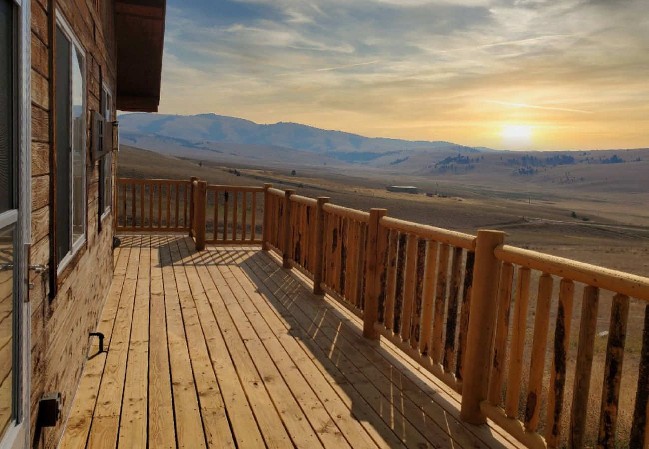 Cabin in Philipsburg - Close to Rock Creek! - Updated cabin on 40 acres! 
