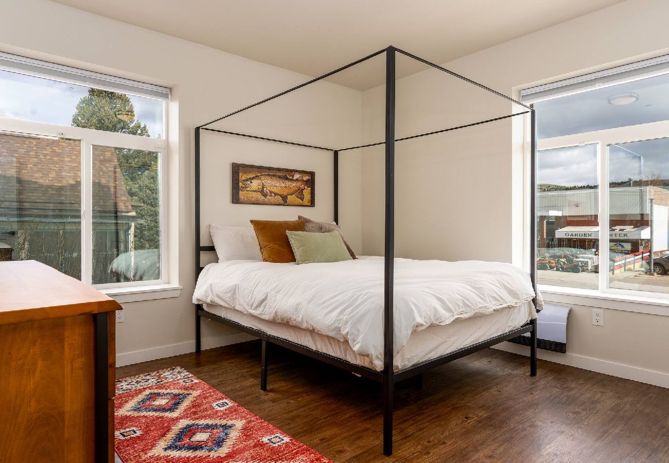 Condominium in Anaconda - Convenient & Modern Condo Living 