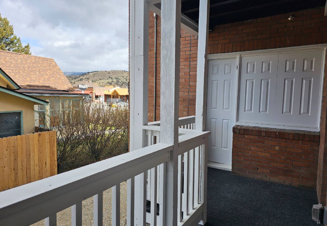 Condominium in Anaconda - Convenient & Modern Condo Living 