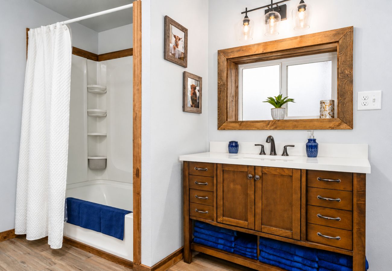 House in Anaconda - Spacious & Modern Anaconda Home