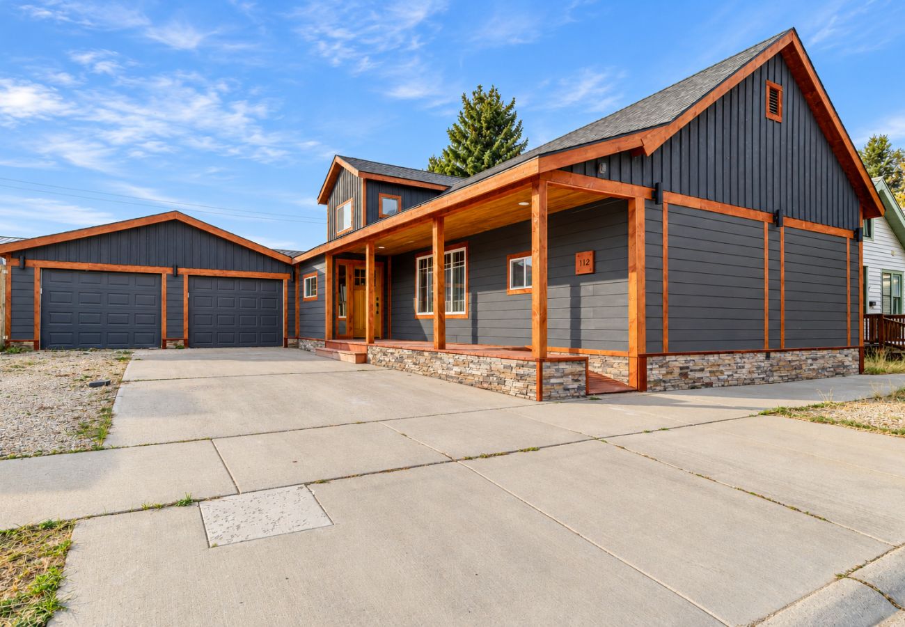 House in Anaconda - Spacious & Modern Anaconda Home