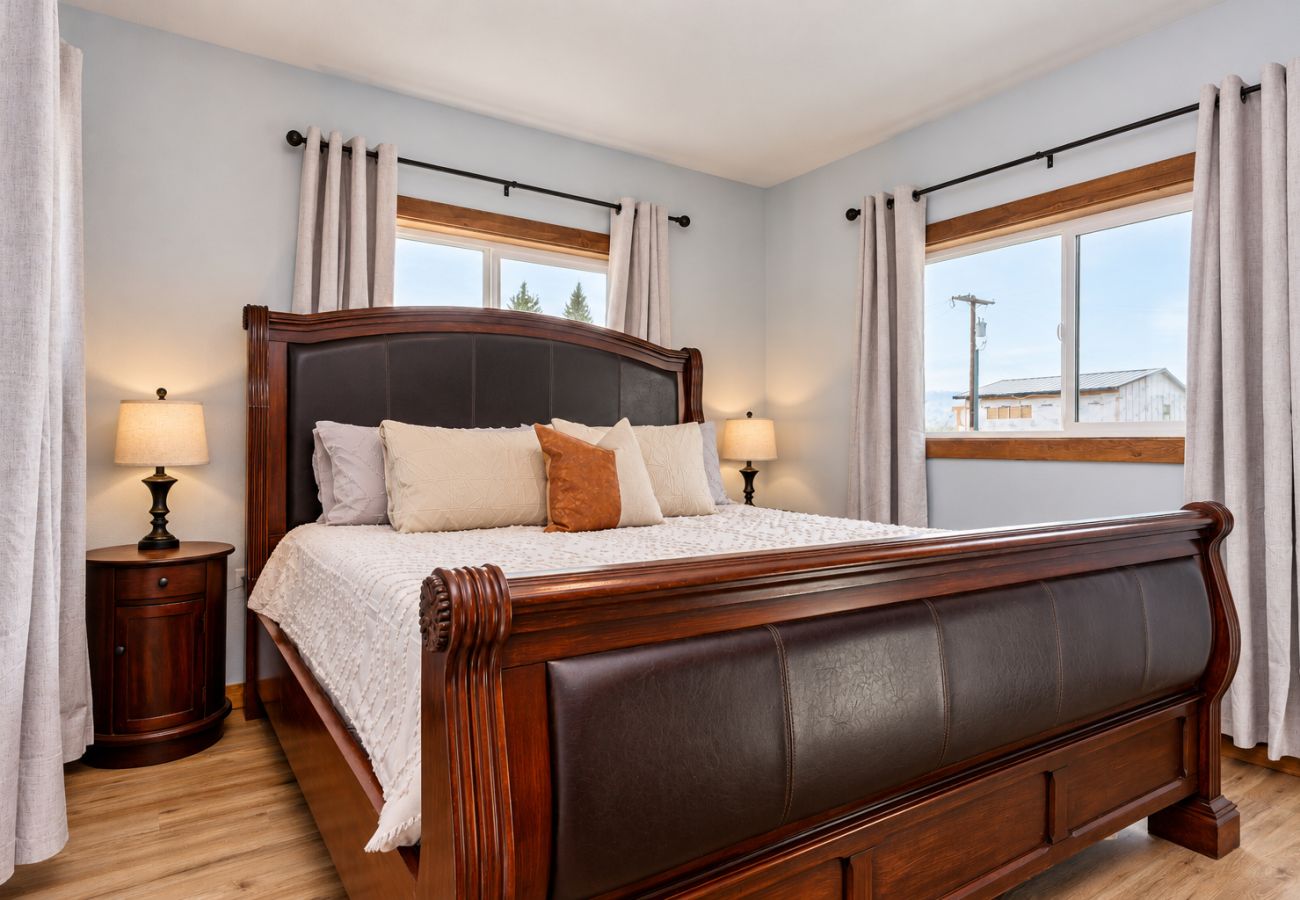 House in Anaconda - Spacious & Modern Anaconda Home
