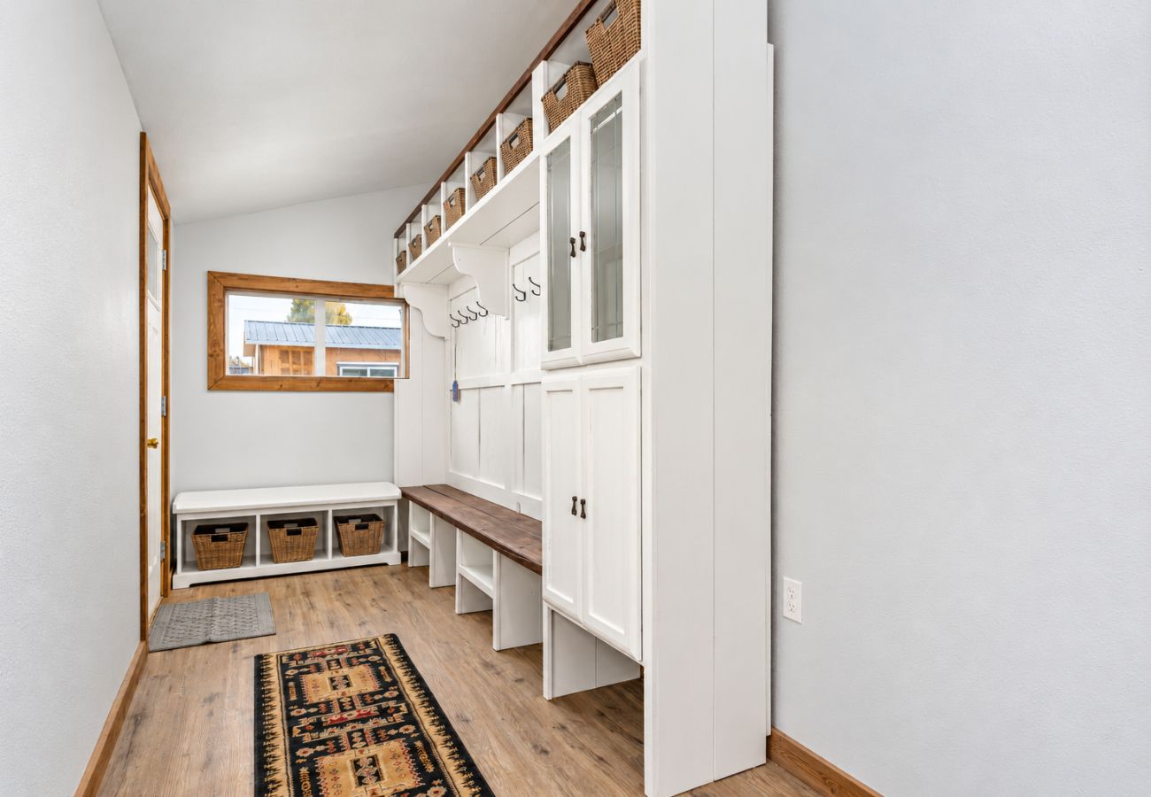 House in Anaconda - Spacious & Modern Anaconda Home