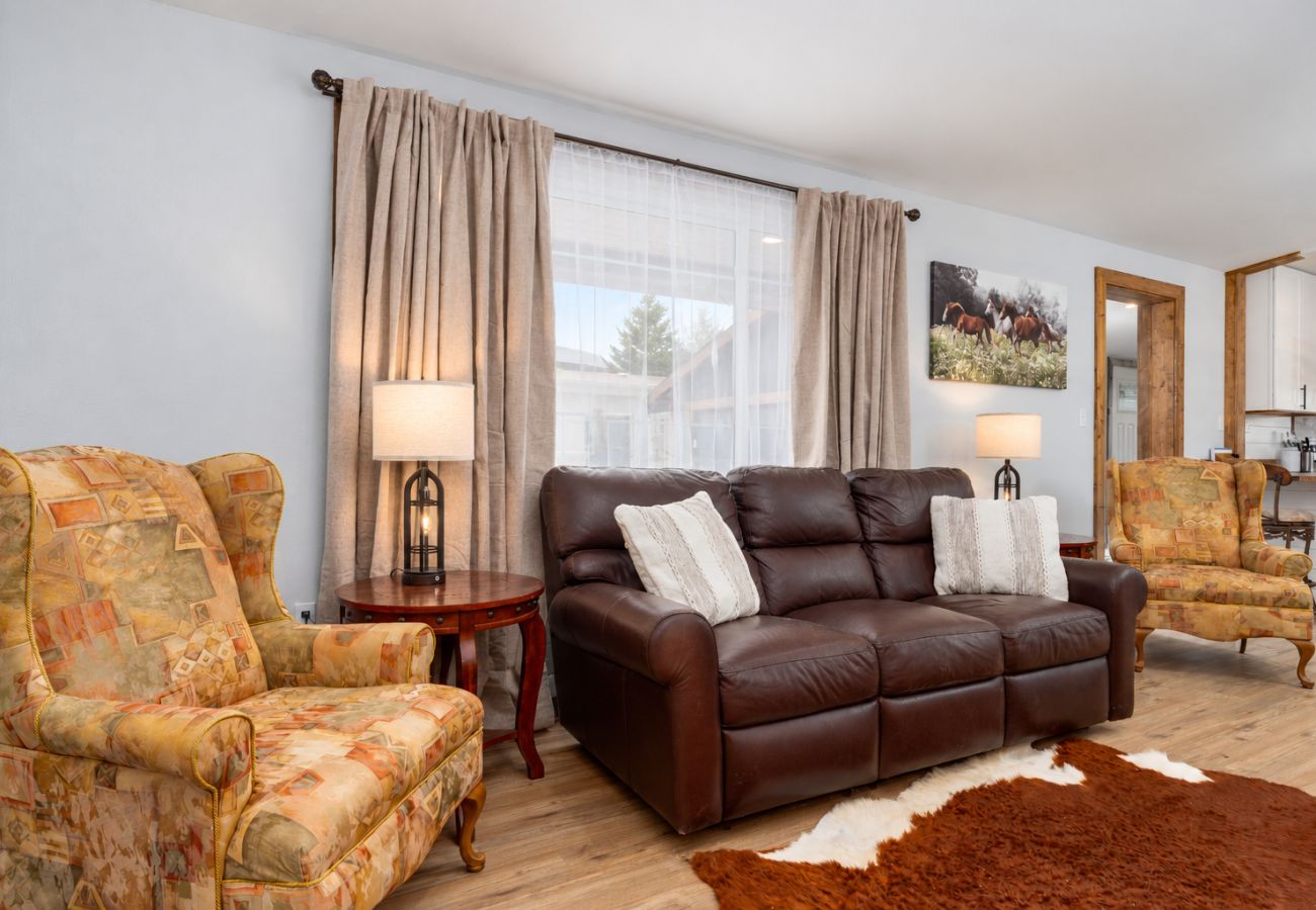 House in Anaconda - Spacious & Modern Anaconda Home