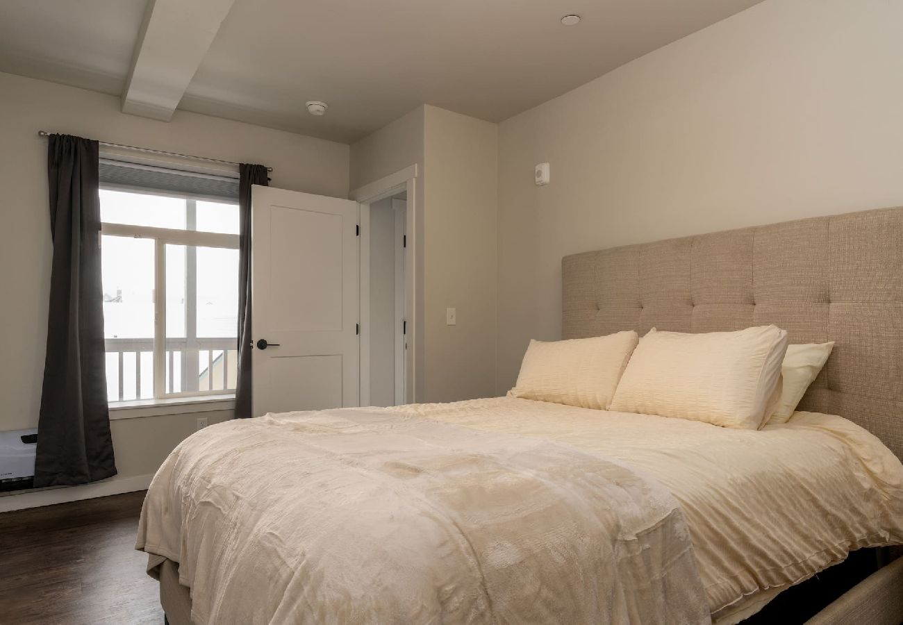 Condominium in Anaconda - Modern Condo Living in Anaconda 