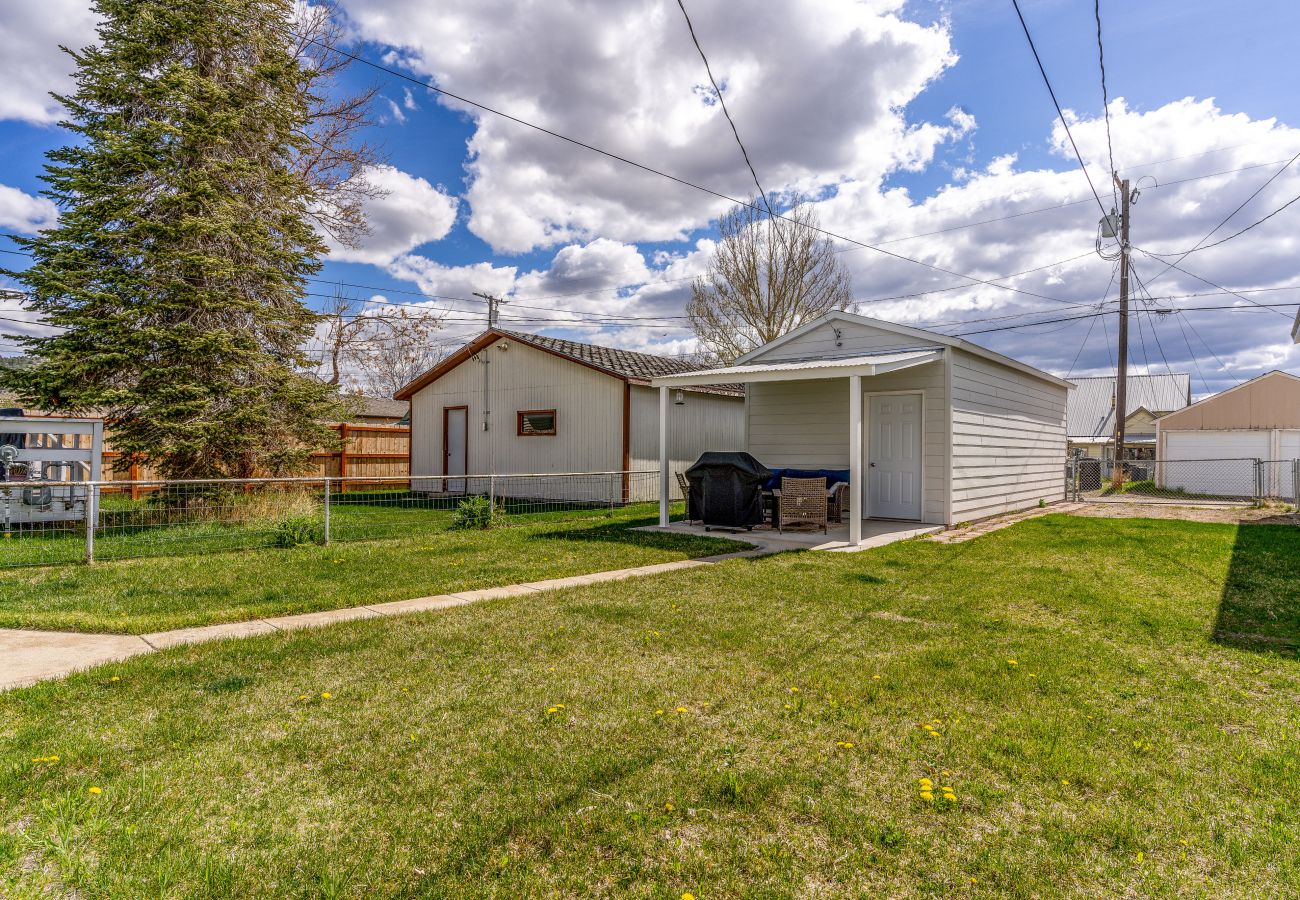 House in Anaconda - Charming Home in the Heart of Anaconda