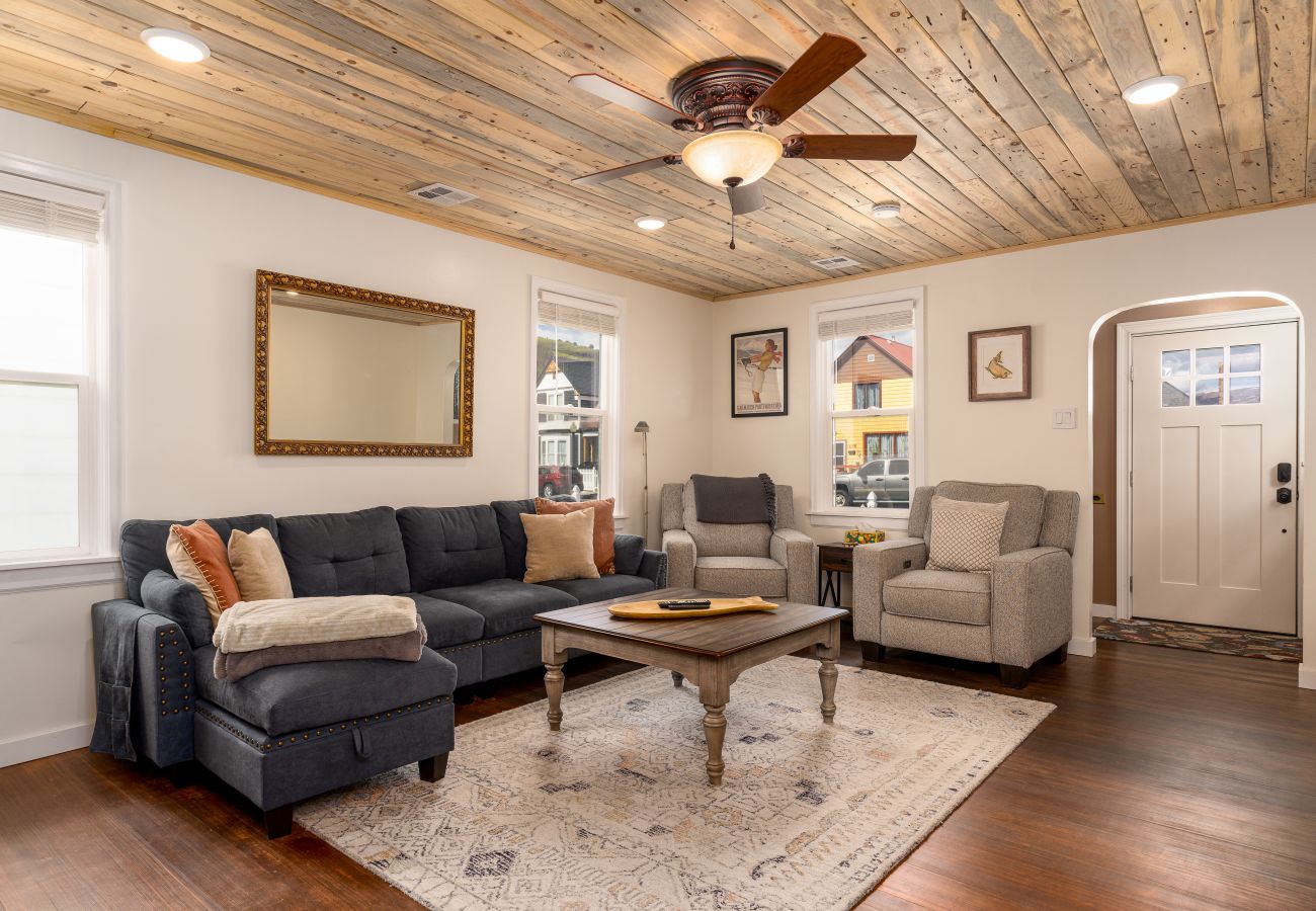 House in Anaconda - Charming Home in the Heart of Anaconda