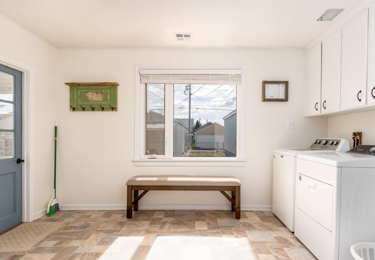 House in Anaconda - Charming Home in the Heart of Anaconda