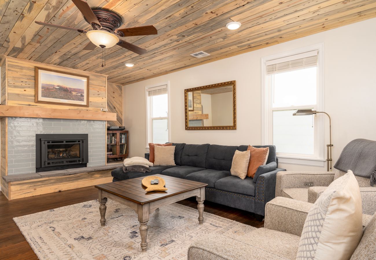 House in Anaconda - Charming Home in the Heart of Anaconda