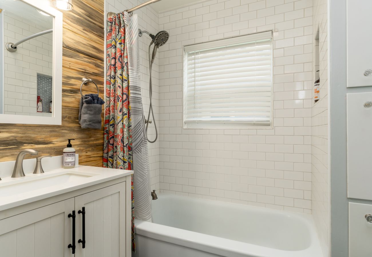 House in Anaconda - Charming Home in the Heart of Anaconda