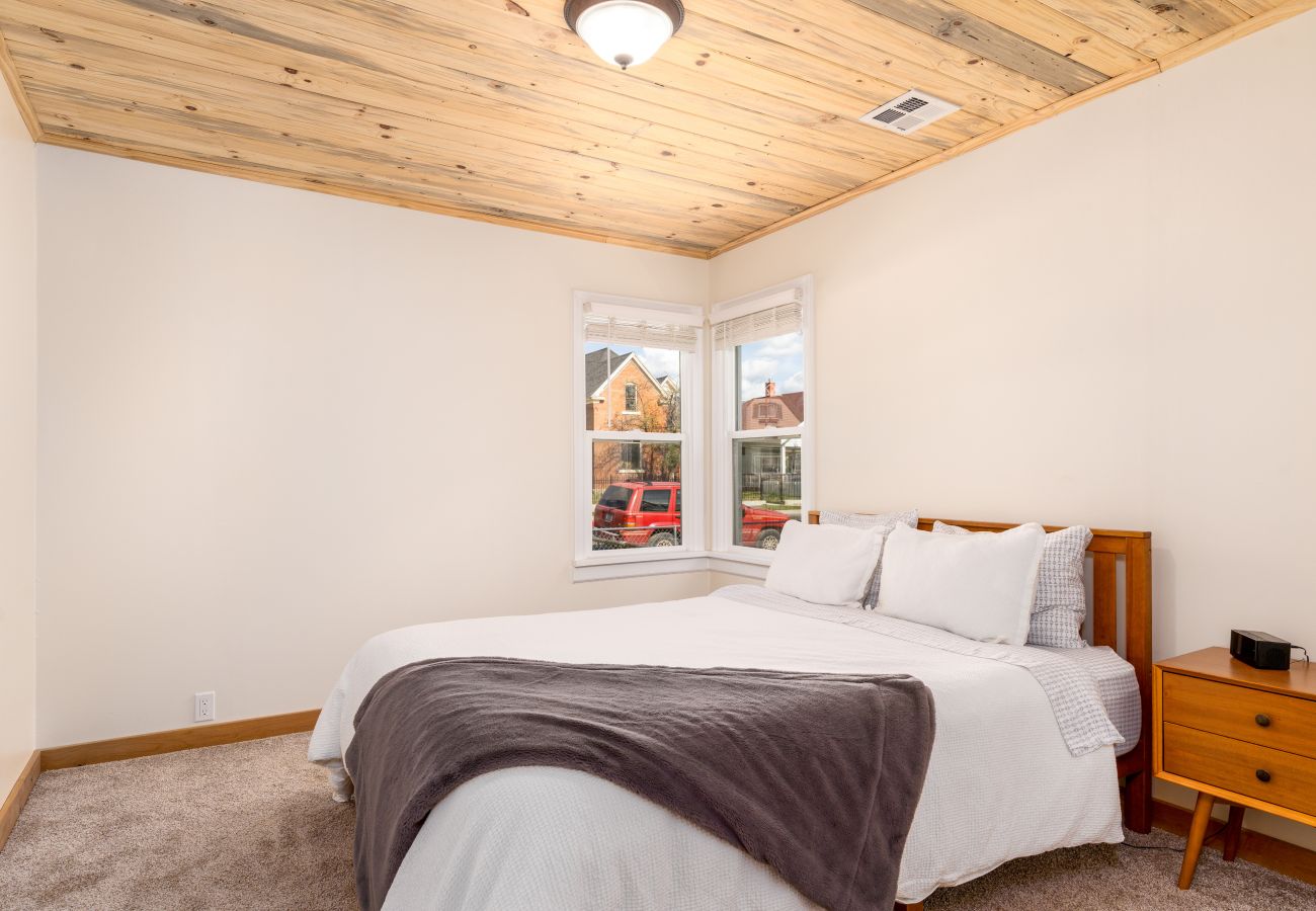 House in Anaconda - Charming Home in the Heart of Anaconda
