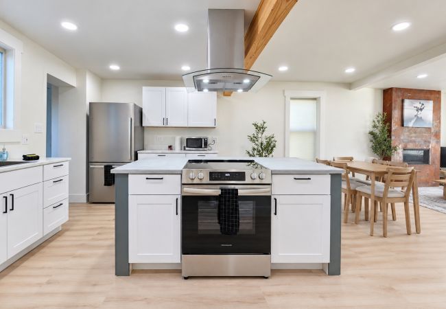 House in Anaconda - Cherry St Charmer – Fully Renovated & Furnished!