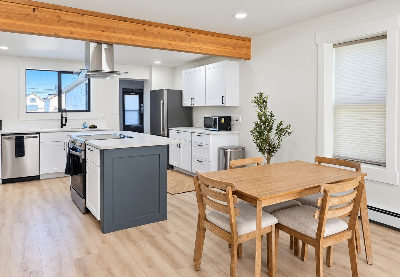 House in Anaconda - Cherry St Charmer – Fully Renovated & Furnished!