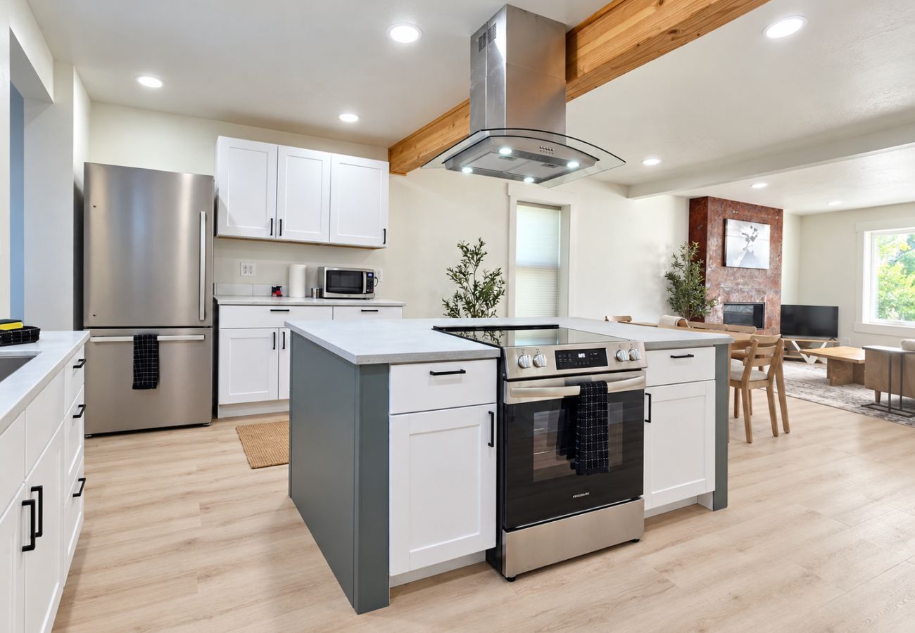 House in Anaconda - Cherry St Charmer – Fully Renovated & Furnished!