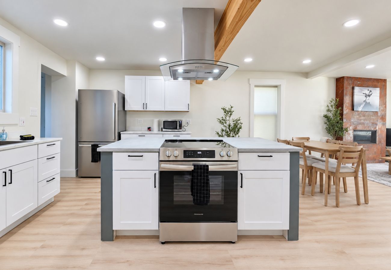 House in Anaconda - Cherry St Charmer – Fully Renovated & Furnished!