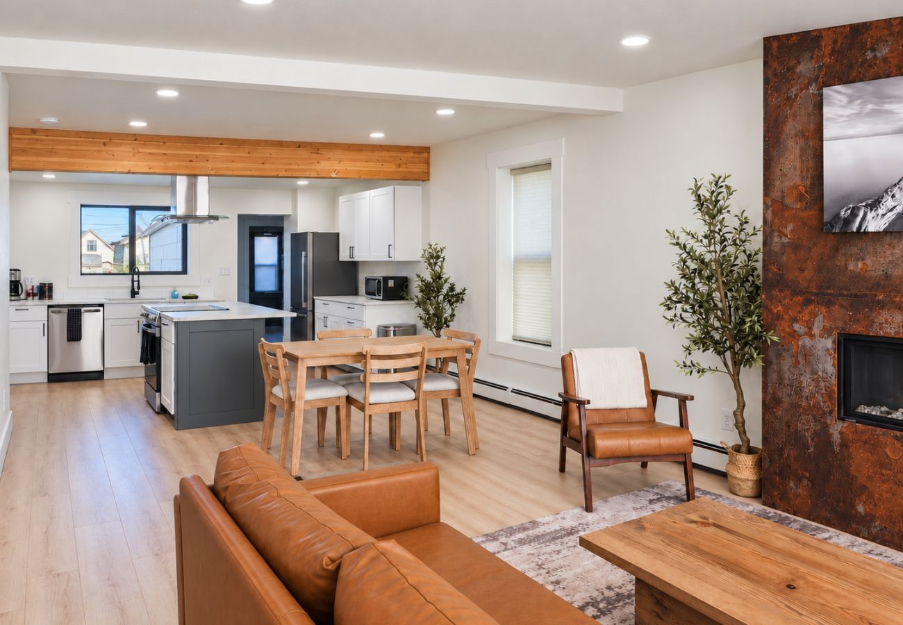 House in Anaconda - Cherry St Charmer – Fully Renovated & Furnished!
