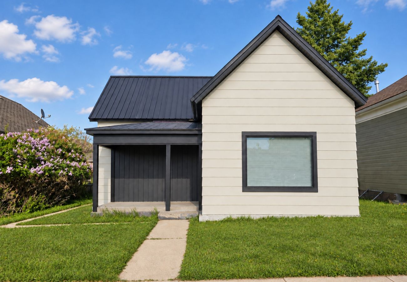 House in Anaconda - Cherry St Charmer – Fully Renovated & Furnished!