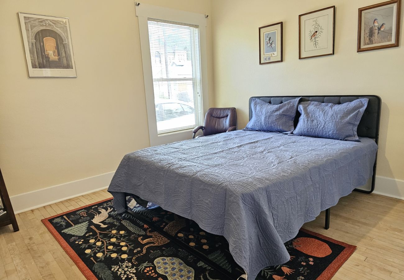 House in Anaconda - 7th Street Charm – Historic Home for a Relaxing Stay