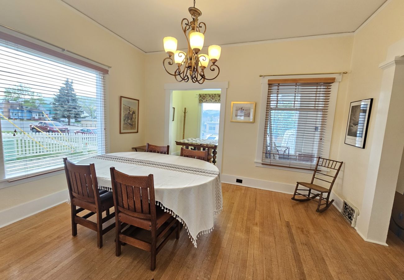 House in Anaconda - 7th Street Charm – Historic Home for a Relaxing Stay
