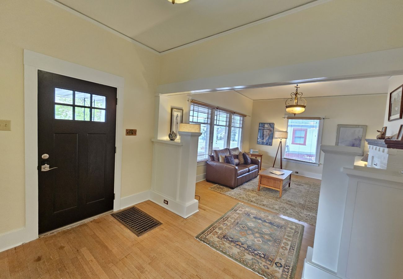House in Anaconda - 7th Street Charm – Historic Home for a Relaxing Stay