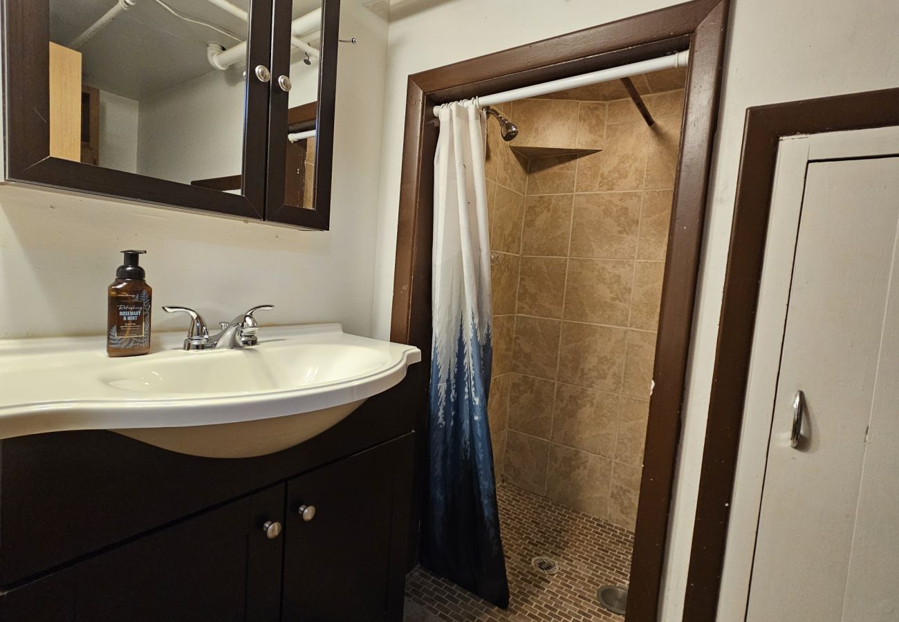 House in Anaconda - 7th Street Charm – Historic Home for a Relaxing Stay