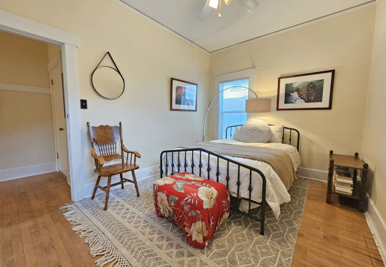 House in Anaconda - 7th Street Charm – Historic Home for a Relaxing Stay
