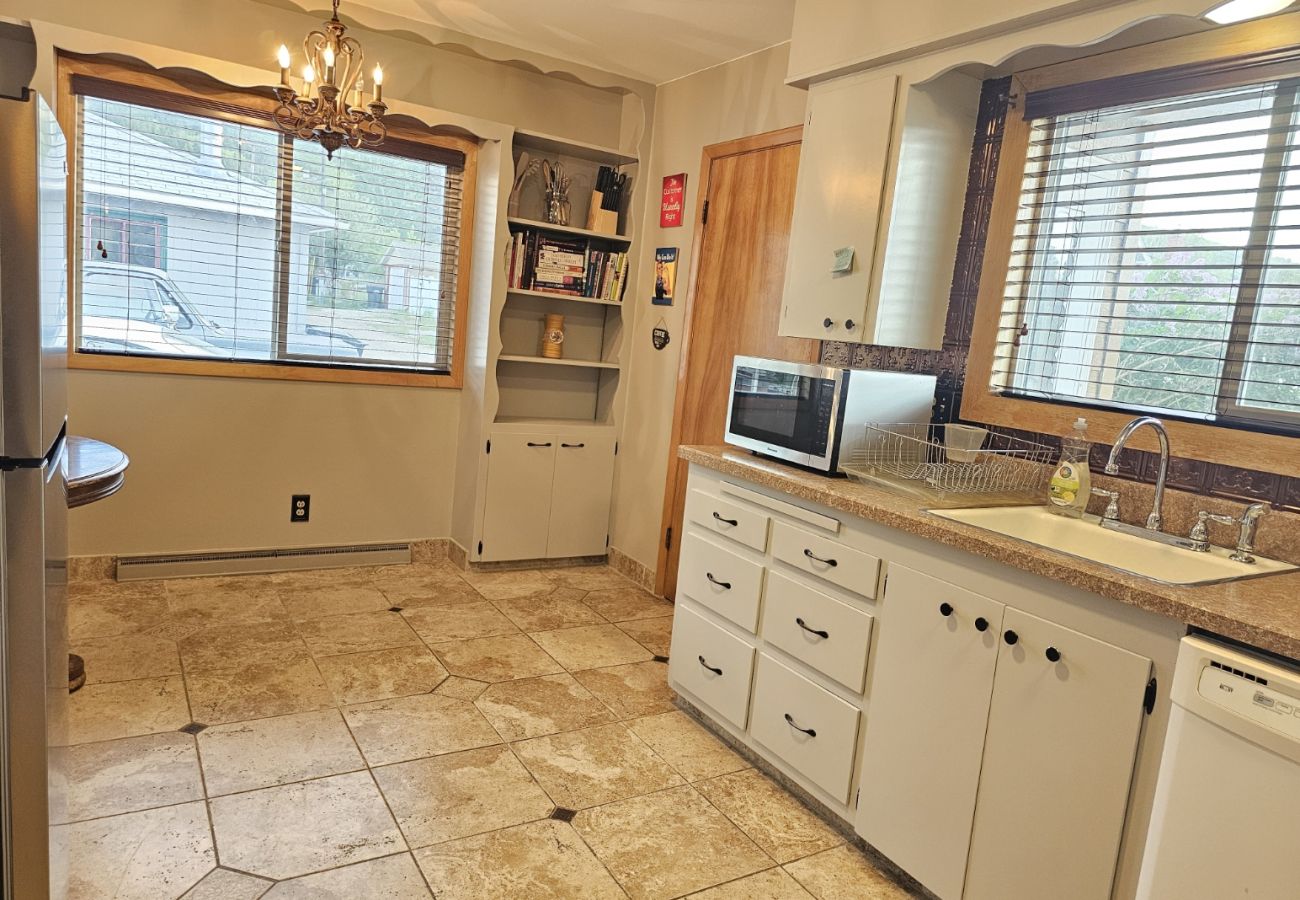 House in Anaconda - 7th Street Charm – Historic Home for a Relaxing Stay