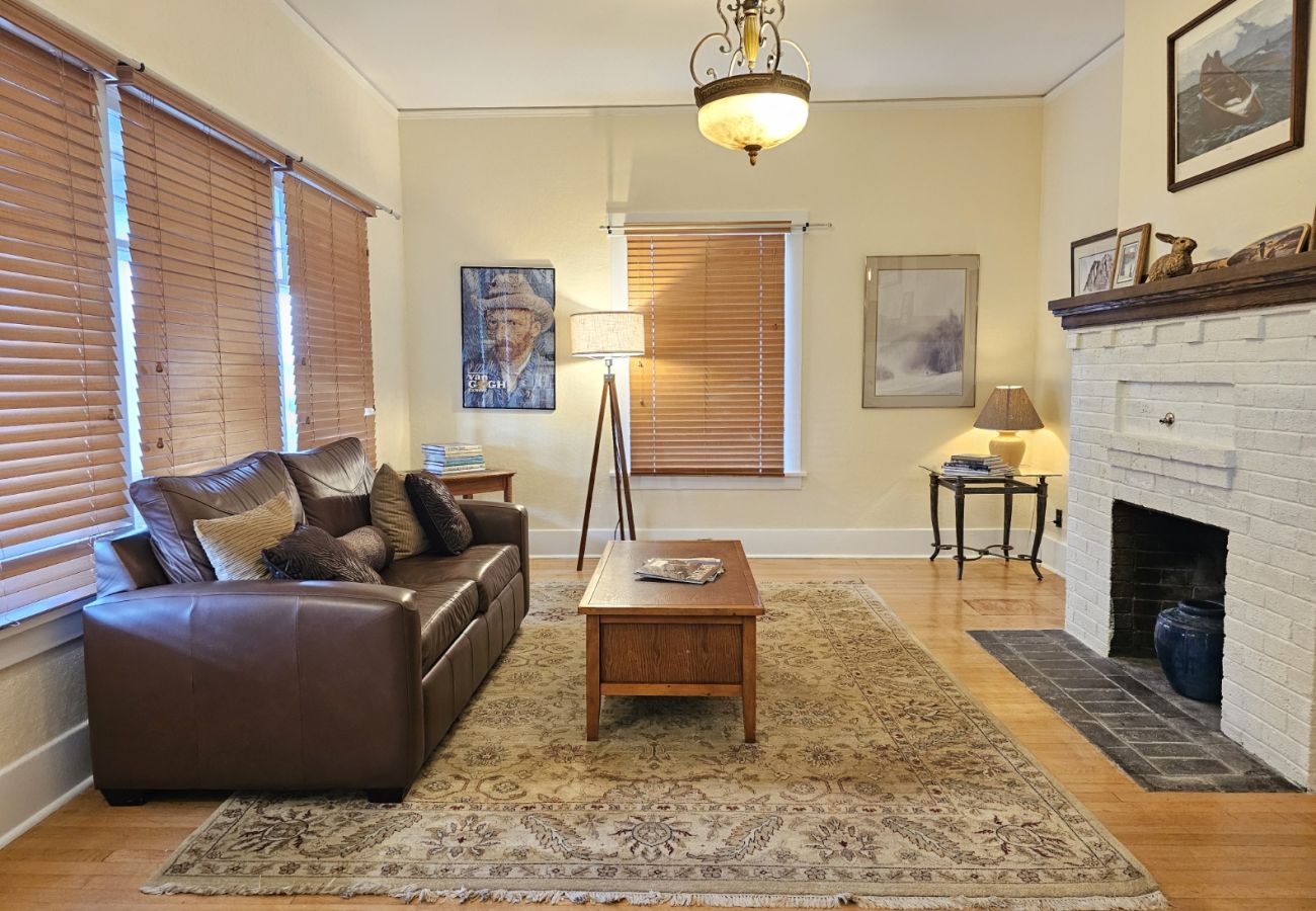 House in Anaconda - 7th Street Charm – Historic Home for a Relaxing Stay
