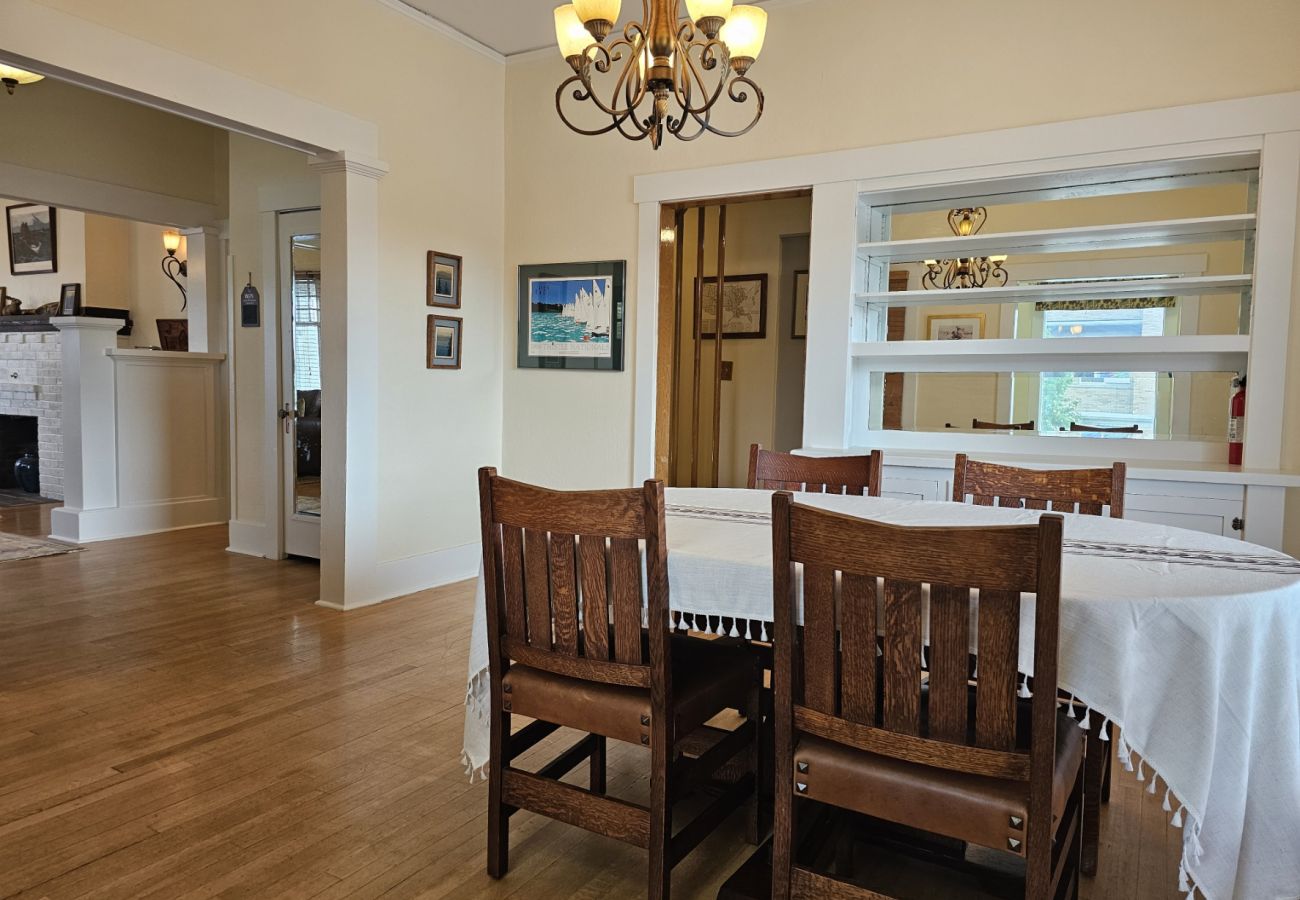 House in Anaconda - 7th Street Charm – Historic Home for a Relaxing Stay