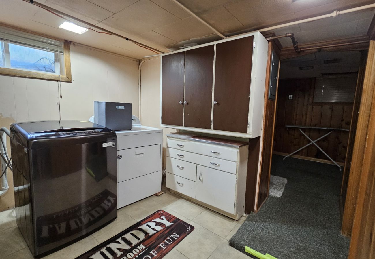House in Anaconda - 7th Street Charm – Historic Home for a Relaxing Stay