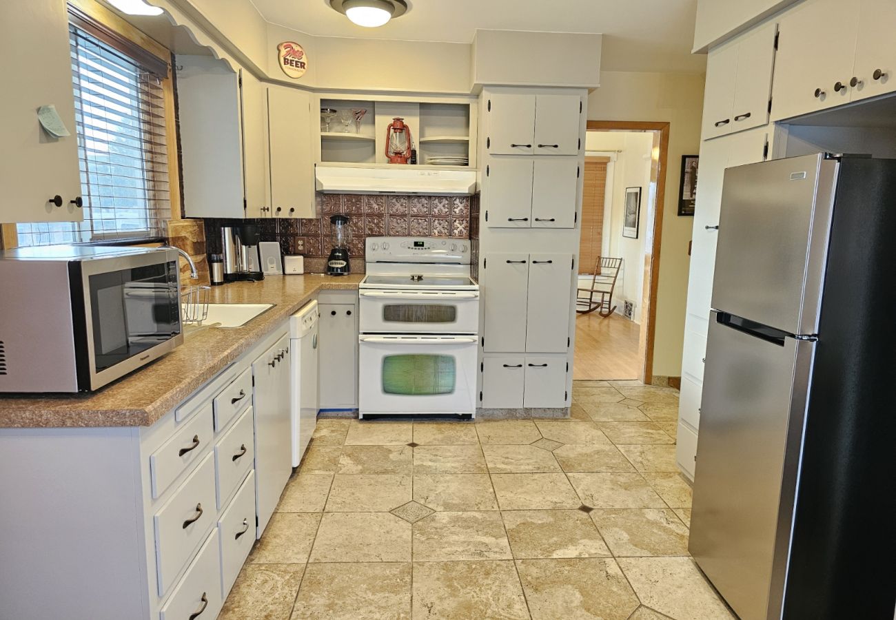 House in Anaconda - 7th Street Charm – Historic Home for a Relaxing Stay