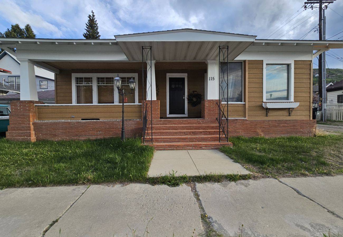 House in Anaconda - 7th Street Charm – Historic Home for a Relaxing Stay