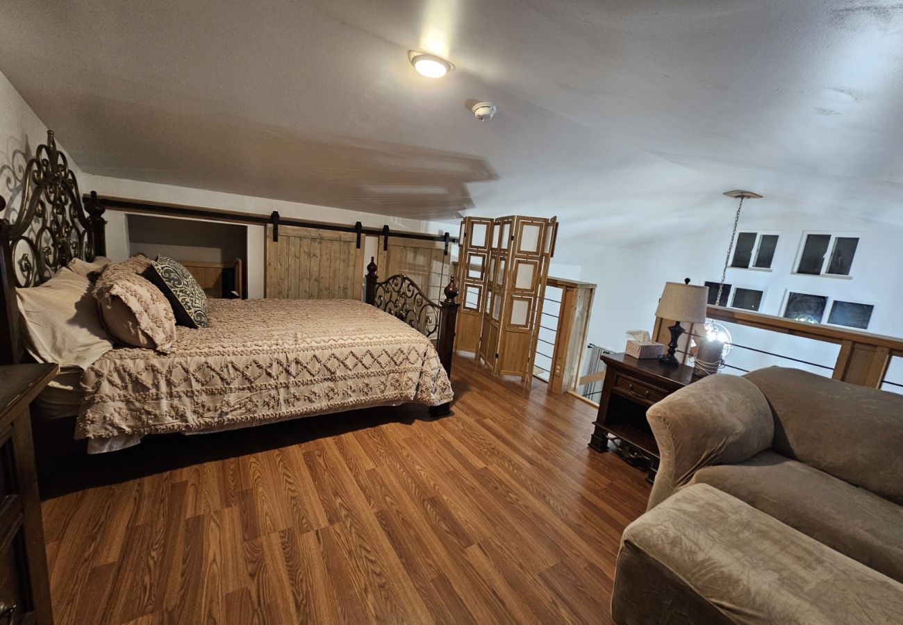 House in Anaconda - Modern Comfort & Cozy Charm