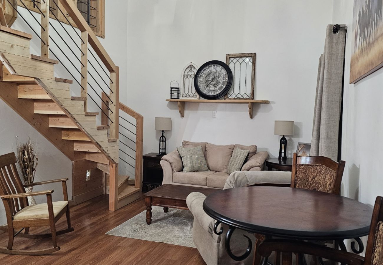 House in Anaconda - Modern Comfort & Cozy Charm