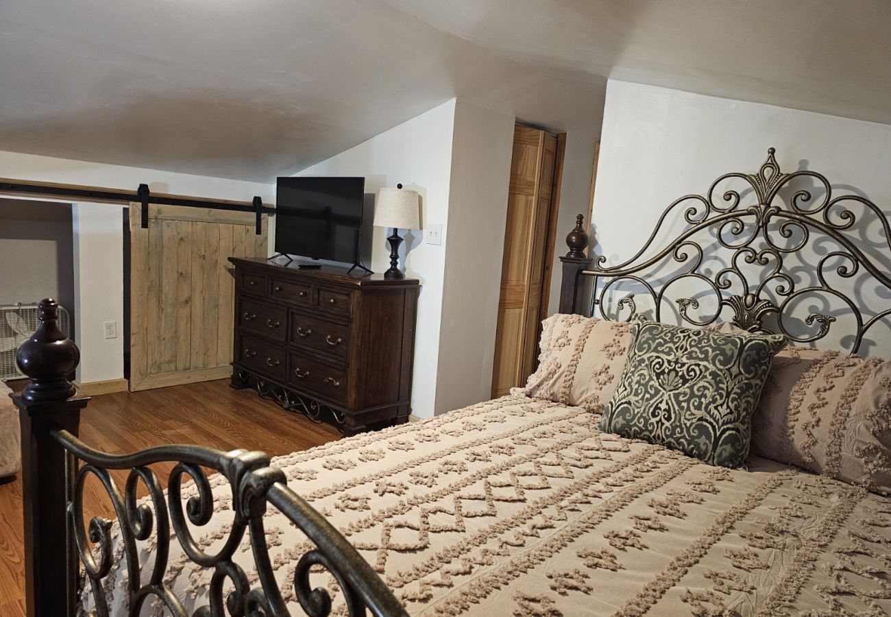House in Anaconda - Modern Comfort & Cozy Charm