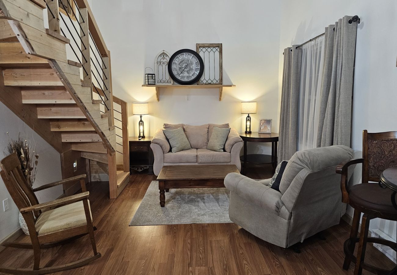 House in Anaconda - Modern Comfort & Cozy Charm