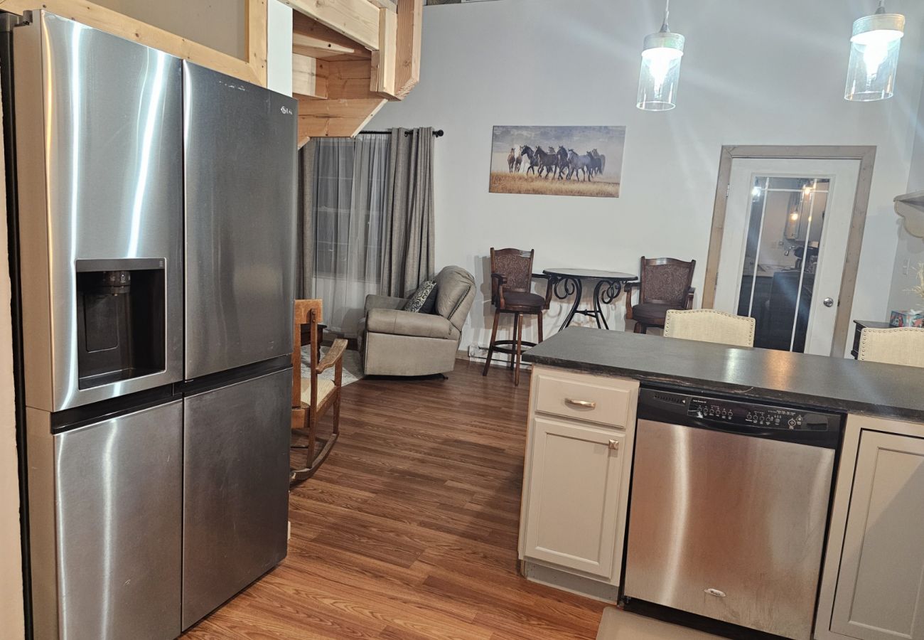House in Anaconda - Modern Comfort & Cozy Charm