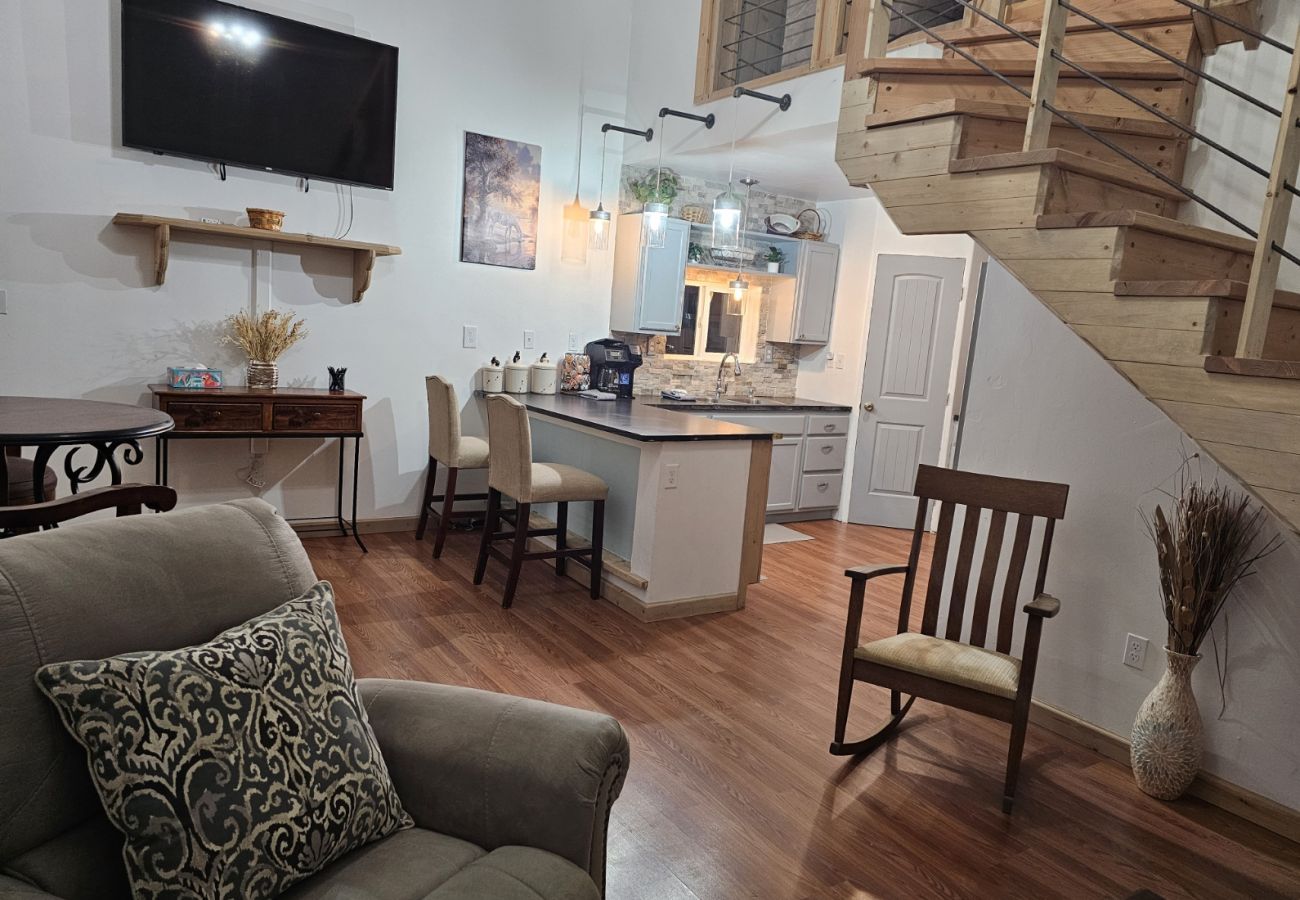 House in Anaconda - Modern Comfort & Cozy Charm