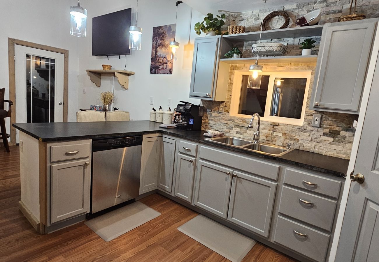 House in Anaconda - Modern Comfort & Cozy Charm