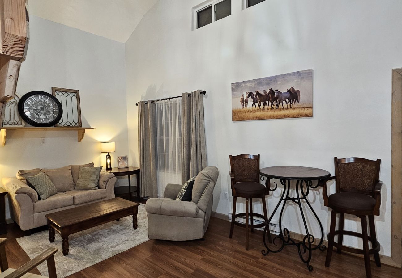House in Anaconda - Modern Comfort & Cozy Charm