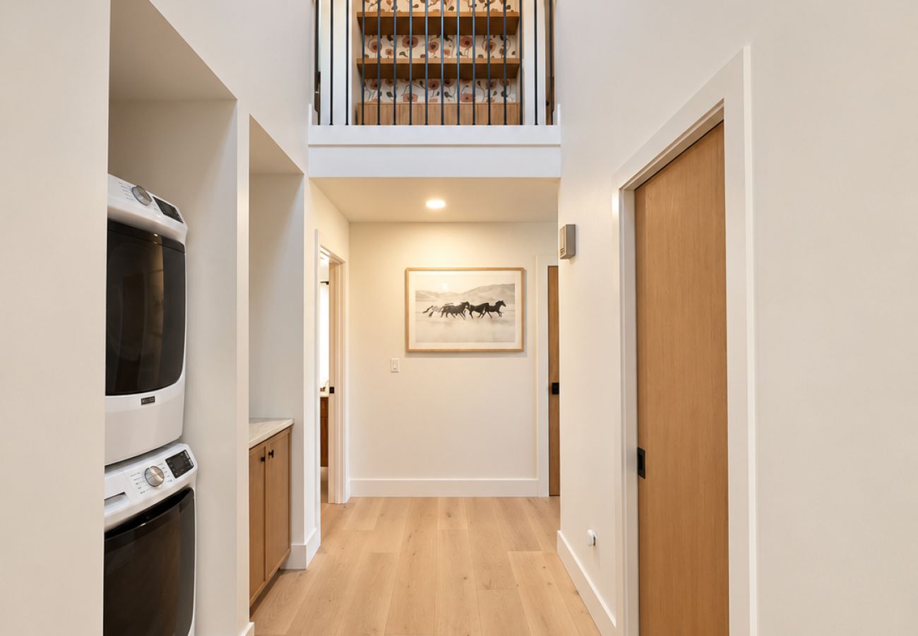 House in Anaconda - Powder & Pines Ski Retreat | 4 Miles to Disco!