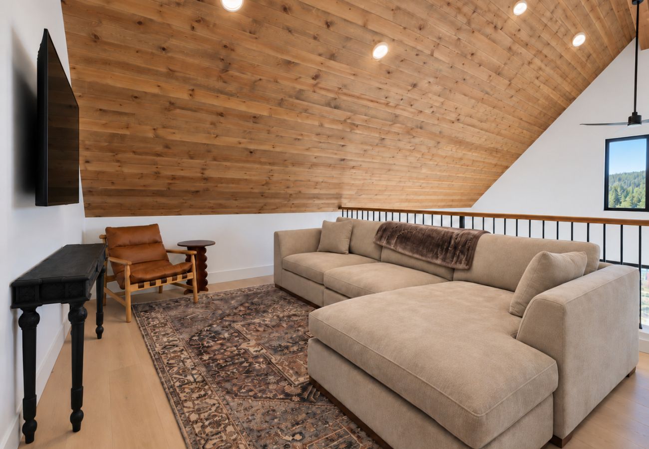 House in Anaconda - Powder & Pines Ski Retreat | 4 Miles to Disco!