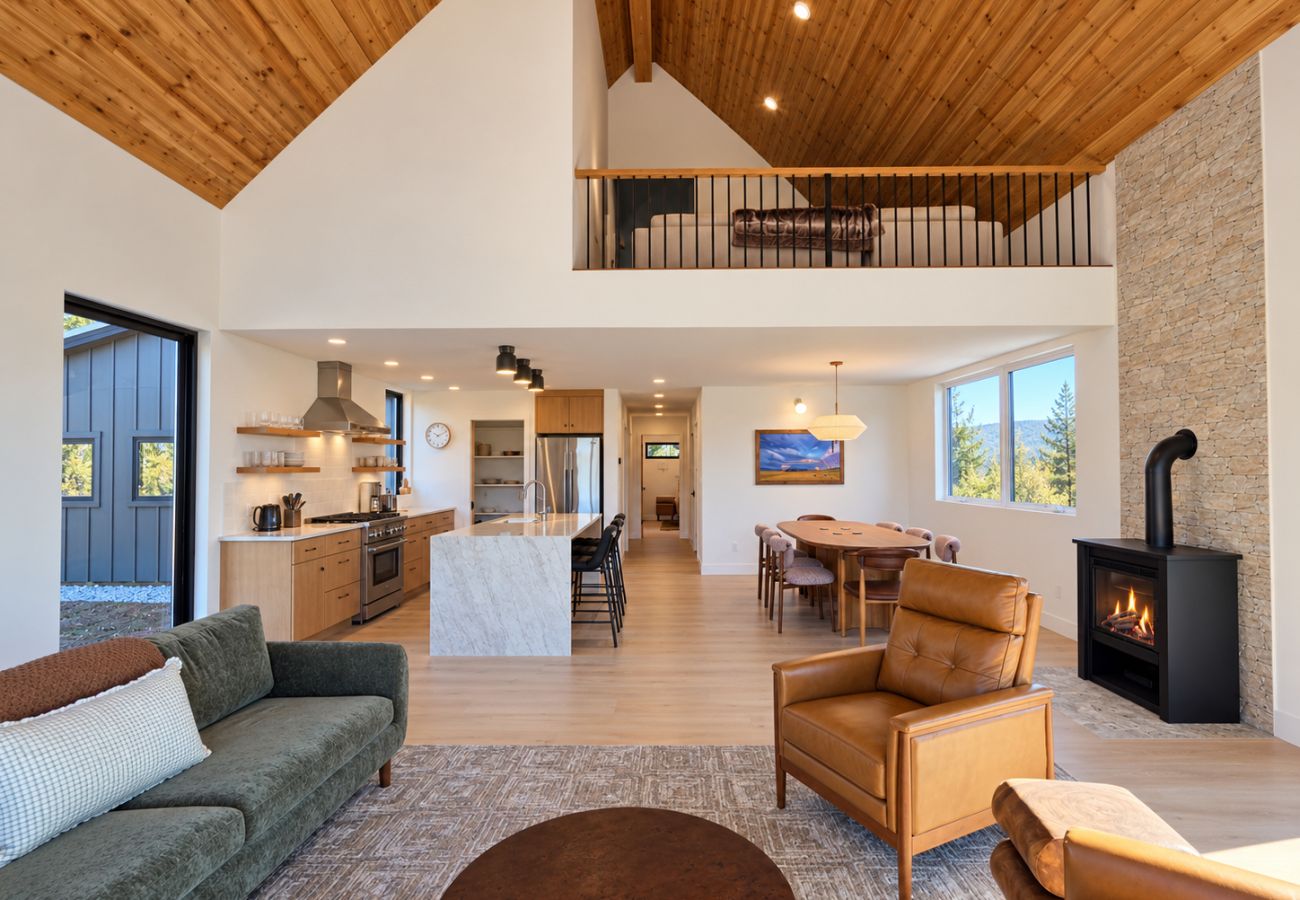 House in Anaconda - Powder & Pines Ski Retreat | 4 Miles to Disco!