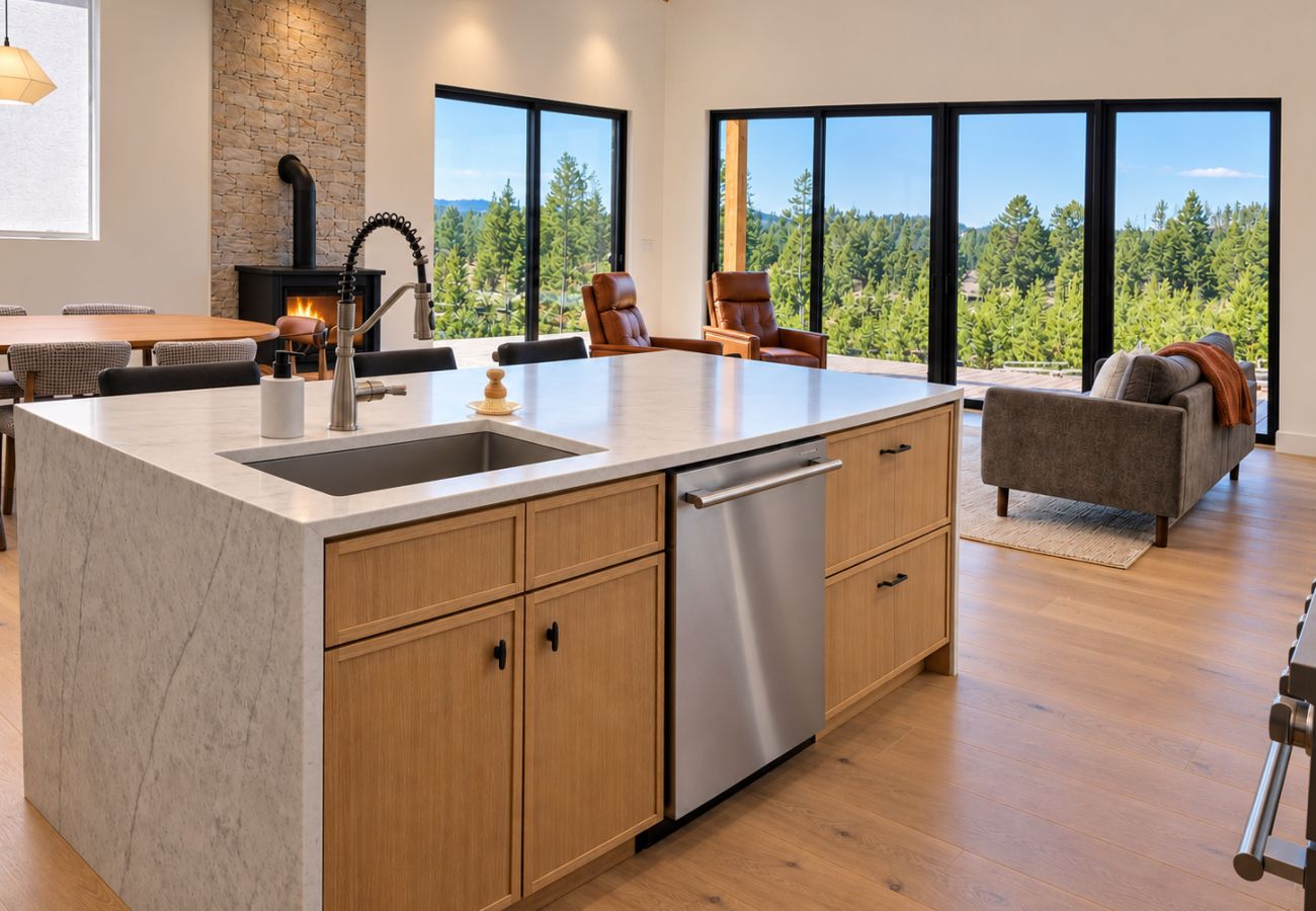 House in Anaconda - Powder & Pines Ski Retreat | 4 Miles to Disco!